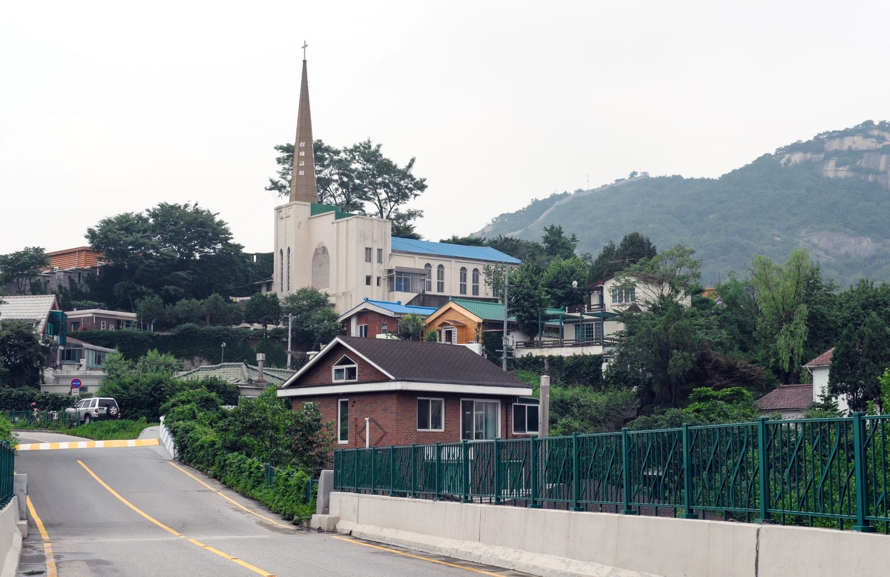 마을 길에서 올려다본 삼애교회 예배당과 첨탑
